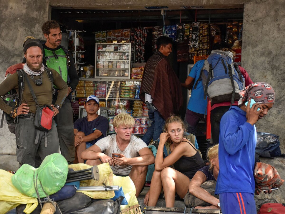 Некоторым альпинистам удалось спуститься с горы вскоре после землетрясения
