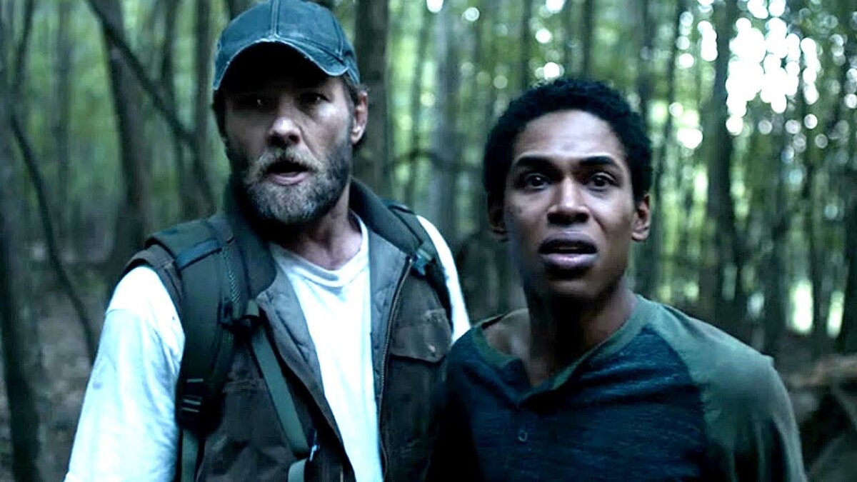 Цивилизацию поражает зловещая эпидемия, превращающая инфицированных в чудовищных монстров. Мир погружается в невыносимый ужас. Спасаясь от гибели, отец прячет свою семью в заброшенном доме в чаще леса. Однажды на пороге дома появляются незнакомцы.