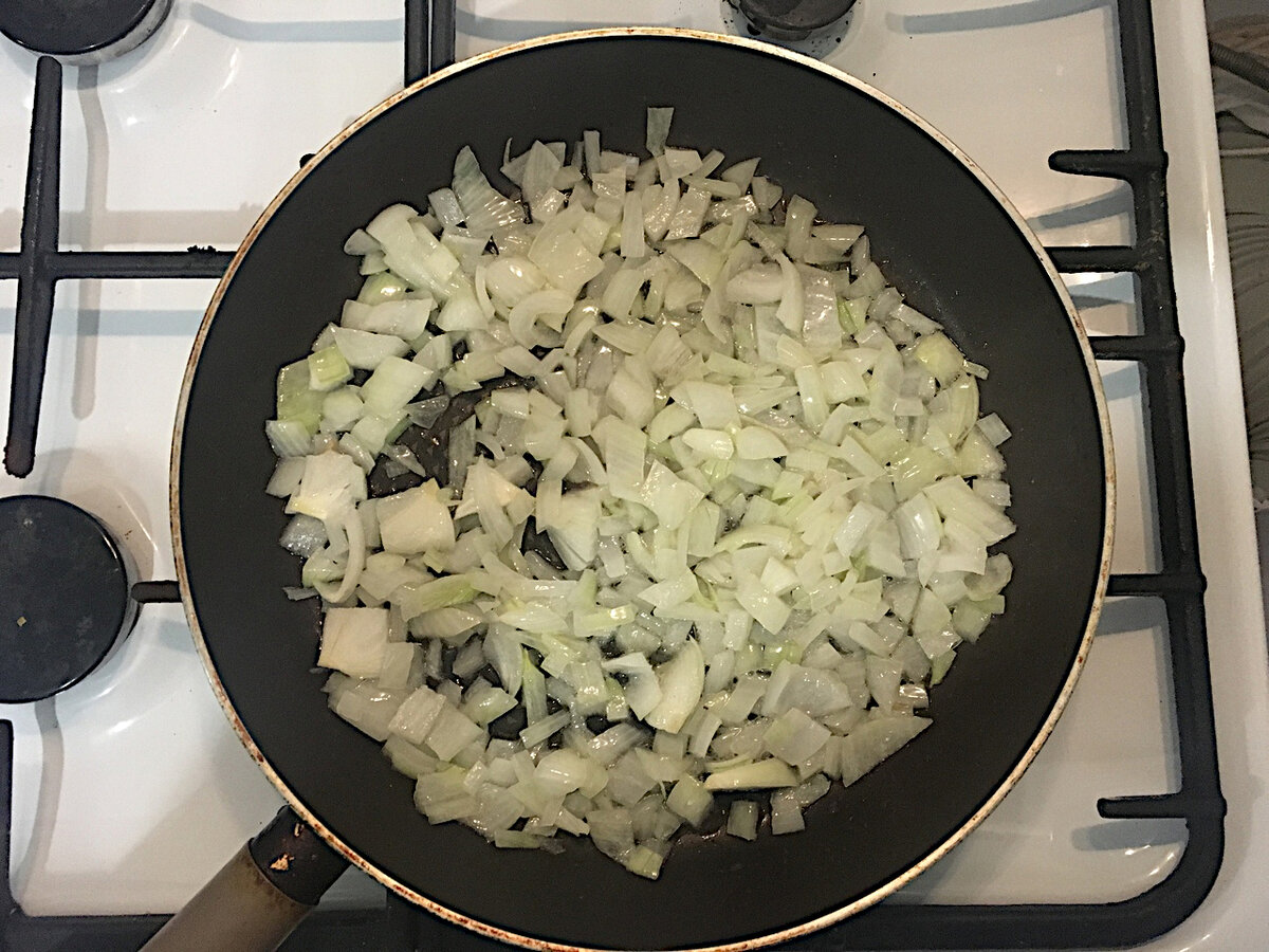 В ходе последних трех приготовлений подобной пасты очень зарекомендовало себя добавление маленького кубика (50 гр) сливочного масла - попробуйте, получится весьма приятный мягкий сливочный лук