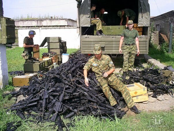 Российские военные разбирают трофеи. Фото: Одноклассники