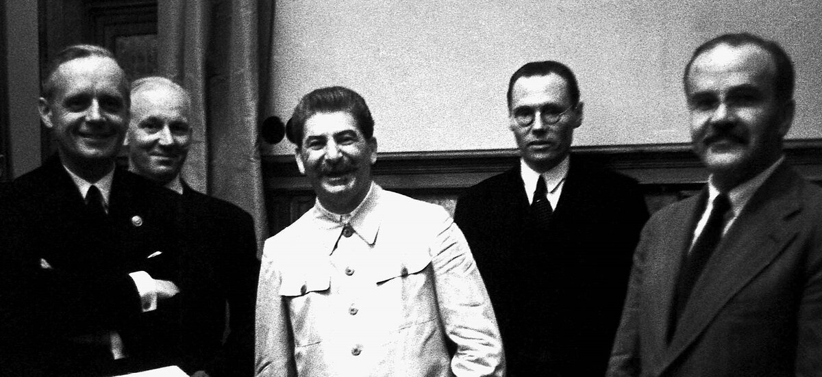 министр Риббентроп, вождь Сталин, нарком Молотов