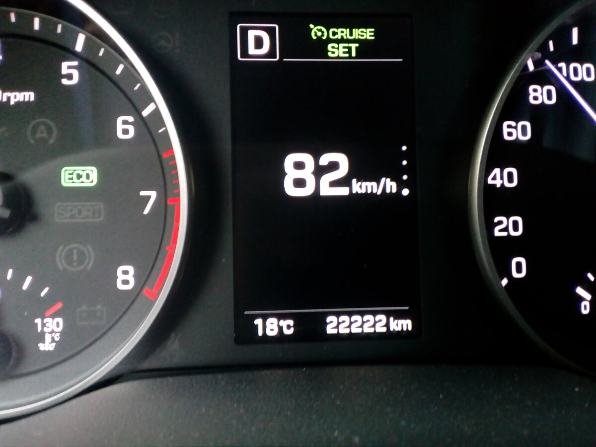 Режим "ECO" отображается своим значком в зоне тахометра