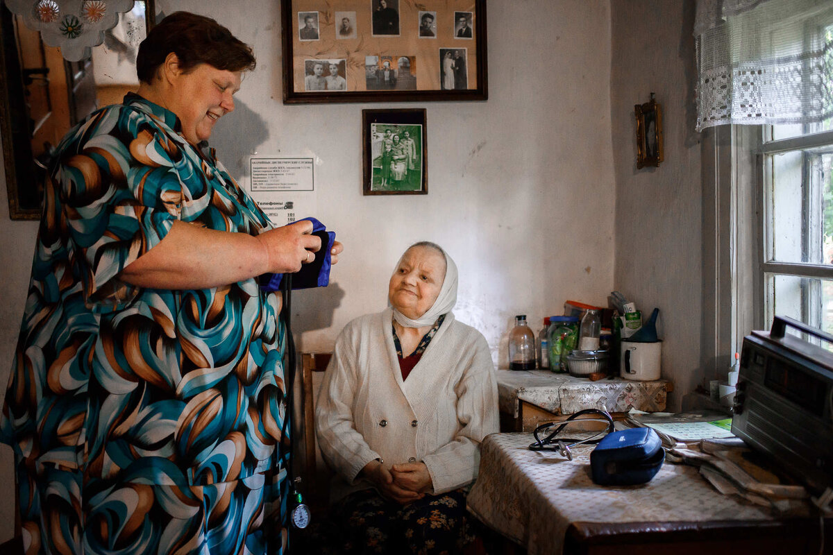 Сейчас к бабушке Тэне каждый день приходит патронажная медсестра Елена Шупенько. Она живет в Костеневичах. Фото: Надежда Бужан, Имена