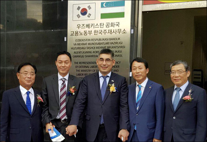 На открытии представительства Агентства. Фото с сайта Mehnat.uz