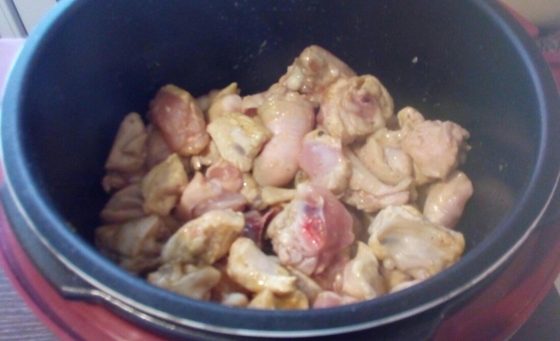 Кусочки курицы выкладываем в чашу для скороварки. 