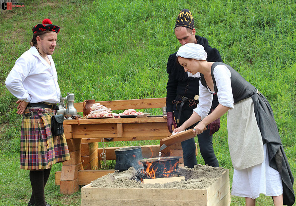 Марина Романчук из Краснодара на фестивале готовила курицу по рецепту XV века. Фото: Ольга Белугина