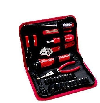 Набор на все случаи жизни состоит из 48 предметов, выполненных из стали и  размещенных в кейсе-пенале