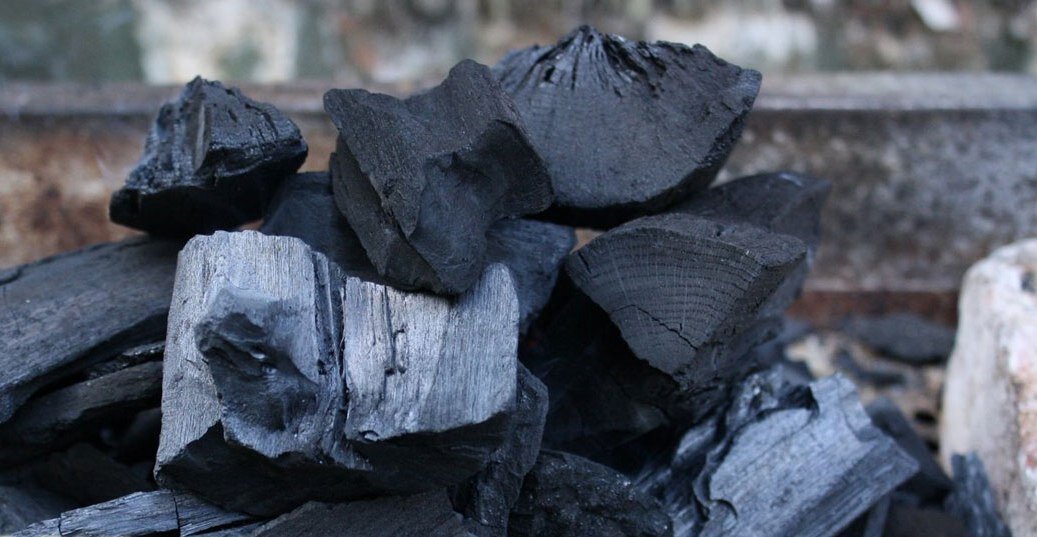 Каменный уголь возобновляемый. Уголь. Уголь древесный. Уголь березовый. Уголь фото.