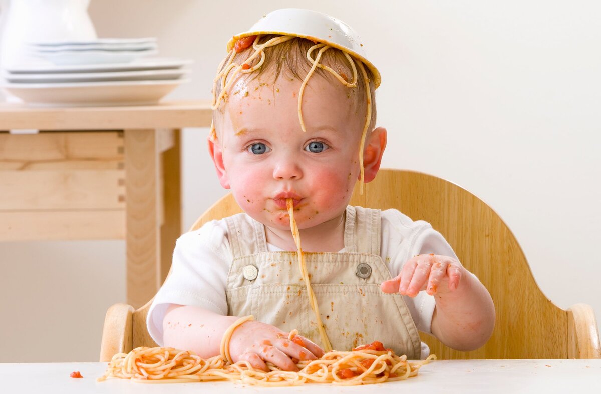 Накормить постящегося. Малыш ест. Ребенок кушает. Ребенок ест макароны. Еда для детей.