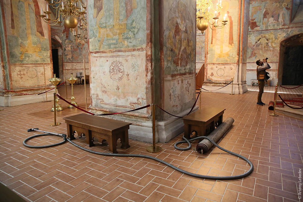 Софийский собор в городе Вологде: уборка с использованием системы центрального пылеудаления Blizzard Lufttechnik S-Klasse. 2007 год Фото: А.А. Лебедев. Опубликовано с разрешения правообладателя.