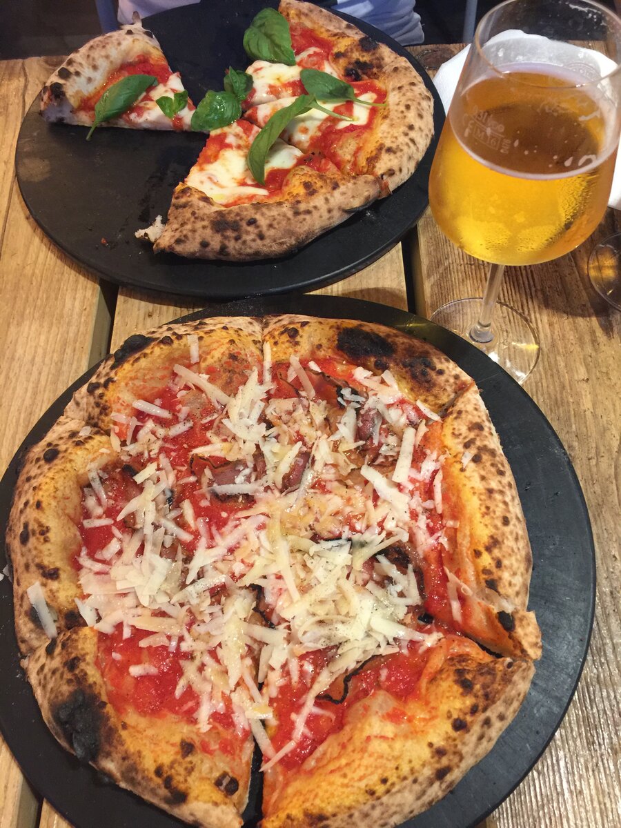 Правильная пицца, которая тает во рту (Приготовлена в Termini market в Риме неаполитанским поваром). Сверху - Маргарита, снизу - Аматричана (начинка из томатного соуса, мяса гуанчиале, сыра пармезан и черного перца).