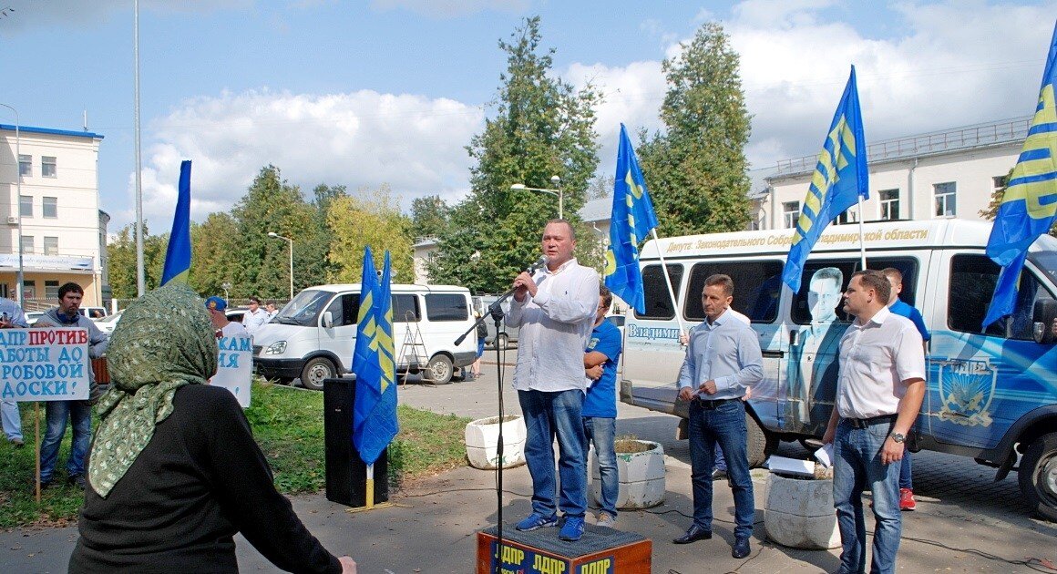 Валерий Пузанов на митинге. Фото — пресс-служба ВРО ЛДПР