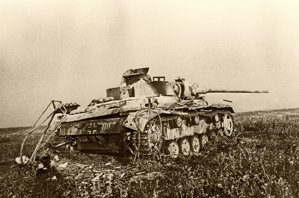 Немецкий танк Pz.Kpfw. III, подбитый советскими войсками в районе станции Прохоровка. 1943 г.