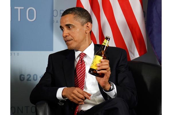 44-й президент США Барак Обама с бутылкой пива