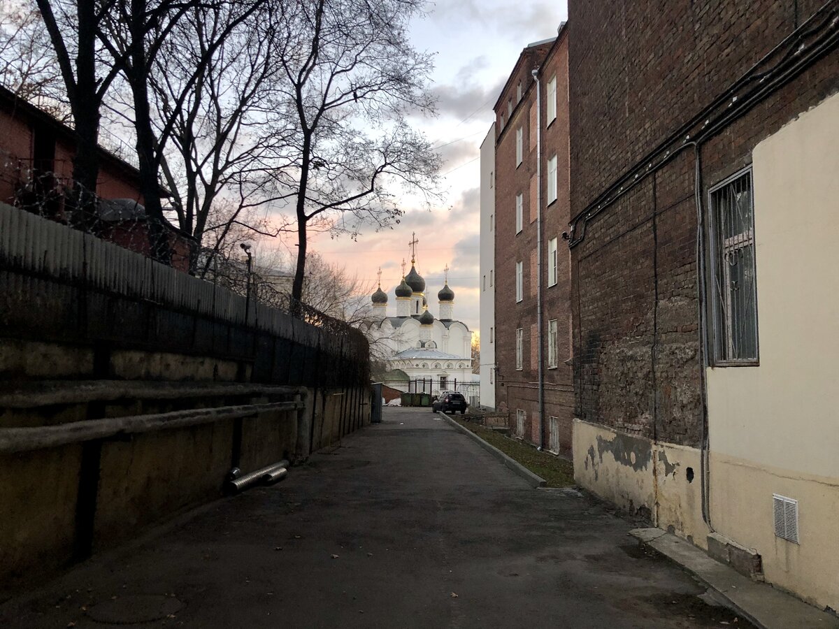 За библиотекой есть ещё один двор, из которого открываются неожиданные виды на окрестные храмы.