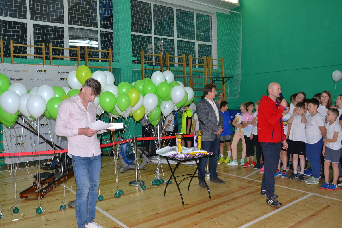 Слева направо: тренер гребной секции школы Роман Руденко, президент федерации гребного спорта Москвы Юрий Зеликович и руководитель спортивного клуба "Школа" Евгений Синицын перед торжественной церемонией награждения