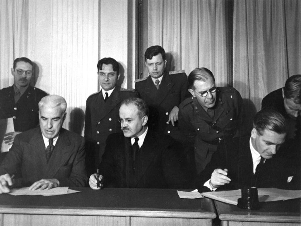 Сталин оон. Ялтинская Крымская конференция 1945. ООН Ялтинская конференция. Ялтинская конференция 1945 ООН. Молотов на Ялтинской конференции.