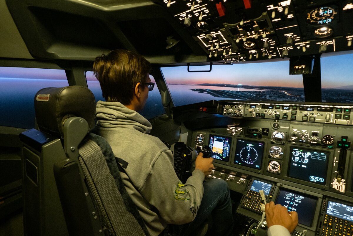 Авиатренажер самара. Штурвал b737. Штурвал 737. Космический руль. Штурвал 737 Екатеринбург.