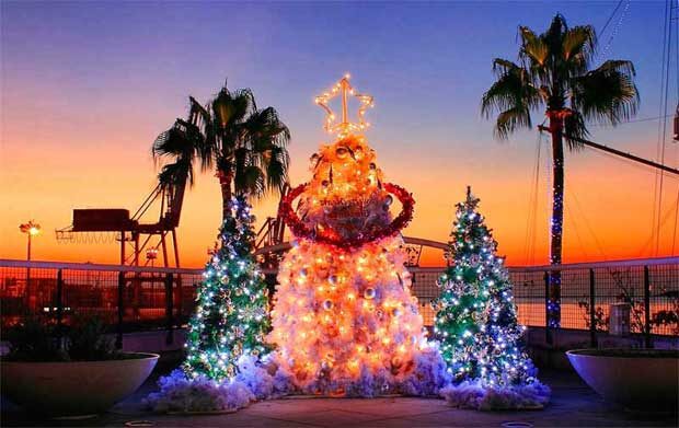 Но  глобализация и развитие туристической индустрии сделали свое дело.  Чтобы угодить иностранным гостям, в отелях, торгово-развлекательных  комплексах, ресторанах, на пляжах и площадях популярных у  путешественников городов еще к католическому Рождеству устанавливают  вполне европейского вида елки, развешивают тематическую иллюминацию, с  большим или меньшим размахом устраивают торжественные концерты,  шоу-программы с конкурсами и банкеты.