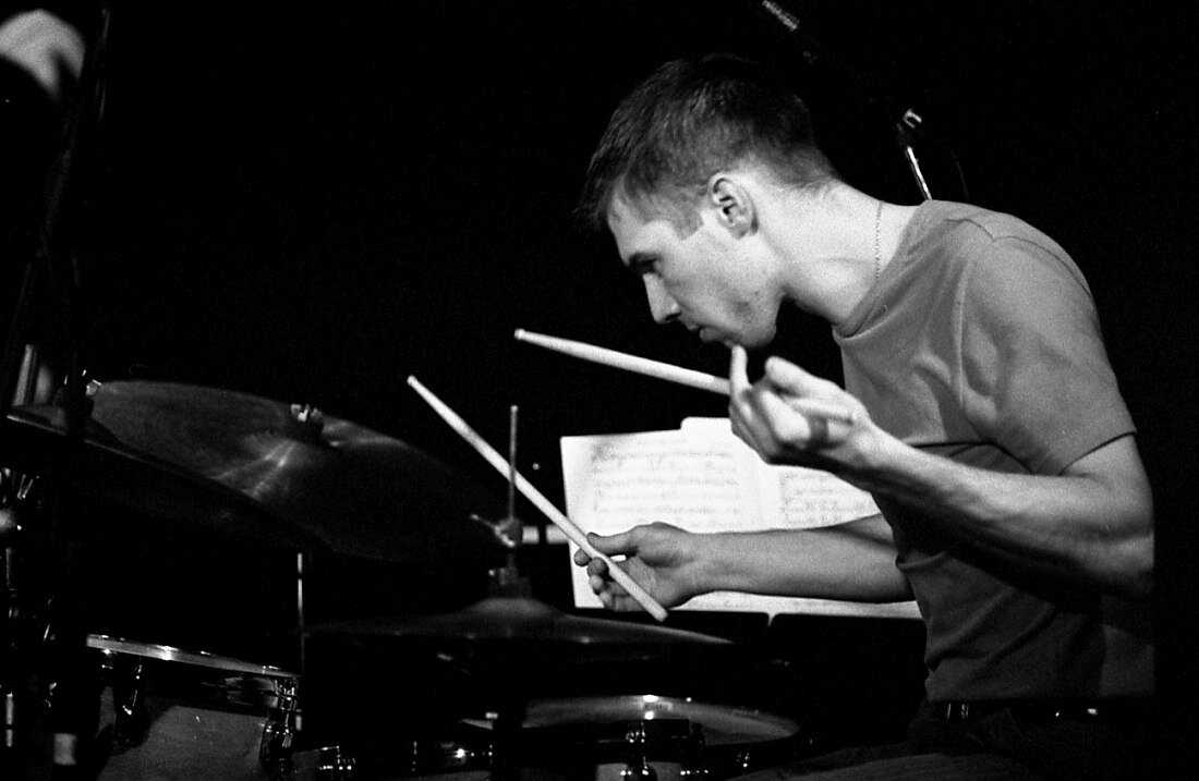 уроки джаза на ударных. барабанщик машин. барабанщик блинк 182. барабанщик машин. оркестр волынщиков москвы 7 августа.