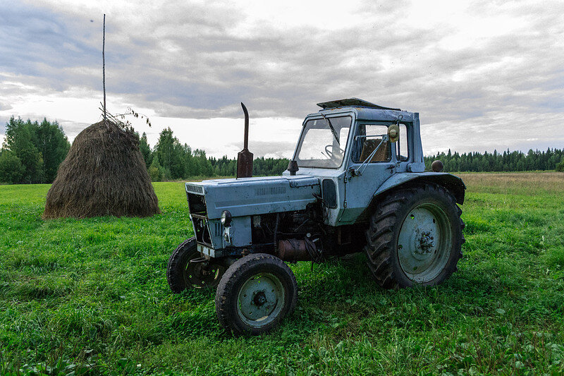 Старый трактор в поле