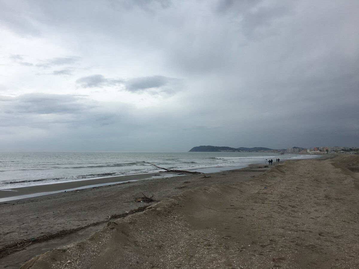 Несезон. Пусто. Пляж никто не чистит. Я еду к тем холмам