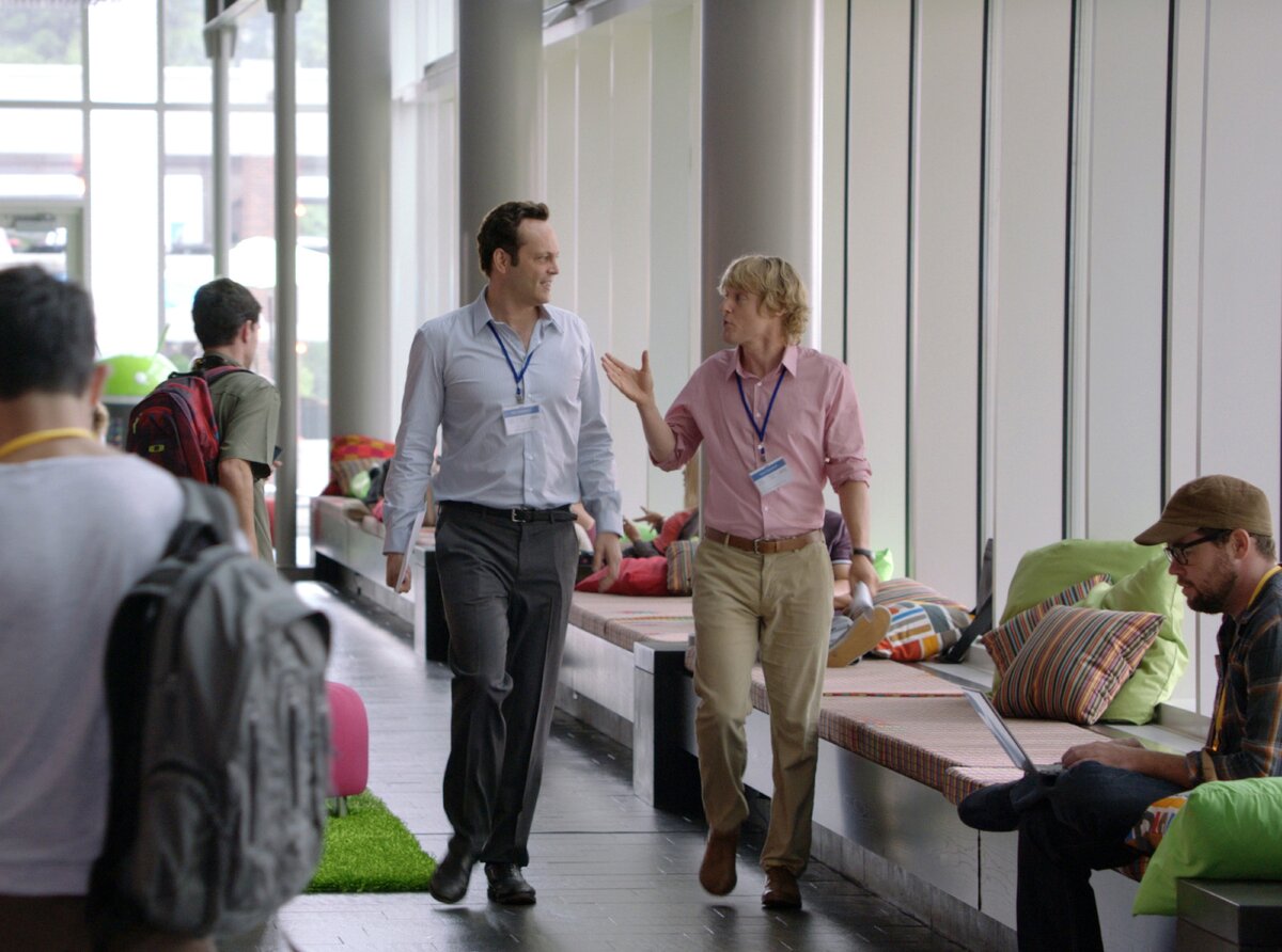 ночевка стажер. стажёр фильм 2015 джулс остин. фильм стажер бен. девушки в хостелах. стажёр фильм 2015 дом джулс остин.