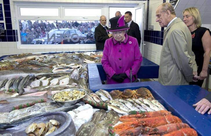 А вот Елизавета II посещает рыбный магазин в Сассексе, Южная Англия, октябрь 2013 года.