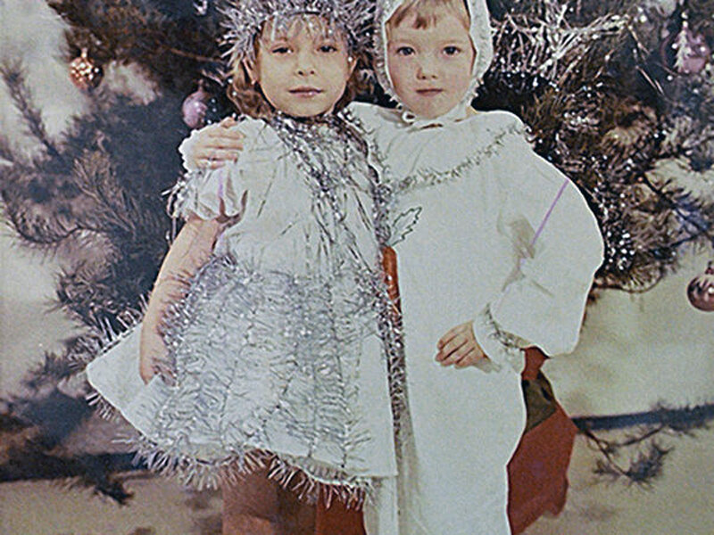 Мальчик-«зайчик» и девочка-«снежинка».