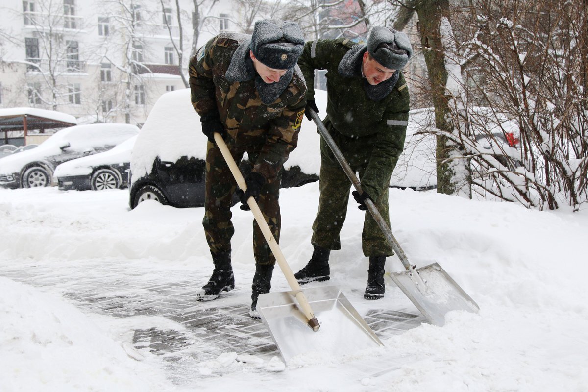 Уборка снега в армии. Солдаты убирают снег. Уборка снега на плацу. Сугробы в армии.