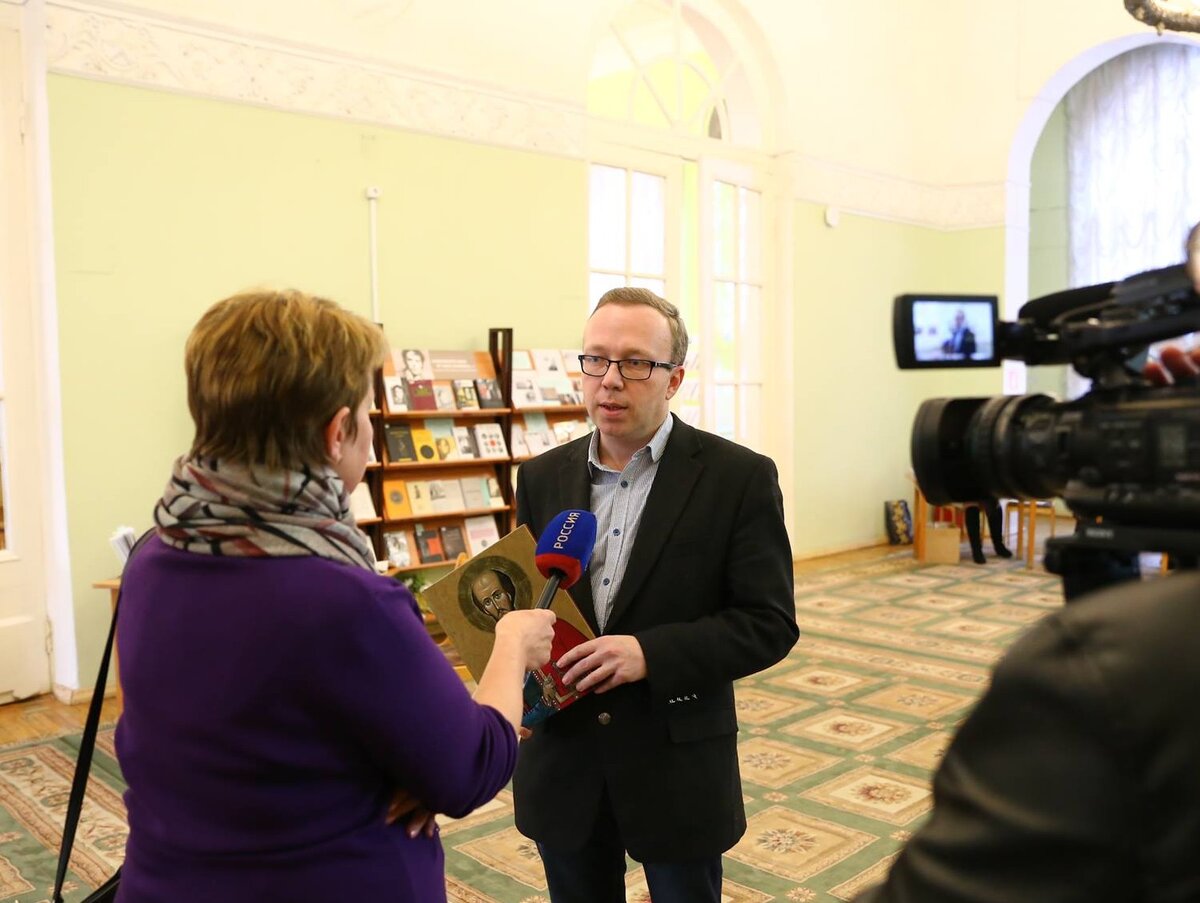 Руководитель пресс-службы Юрий Исаков с иконой Фото: ТИА