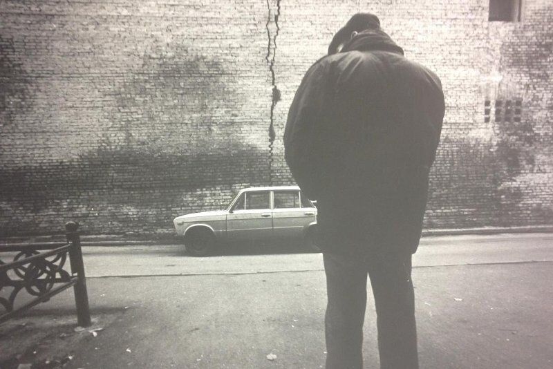  Мужчина и автомобиль
Александр Слюсарев, 1991 год, г. Москва, из архива МАММ/МДФ.