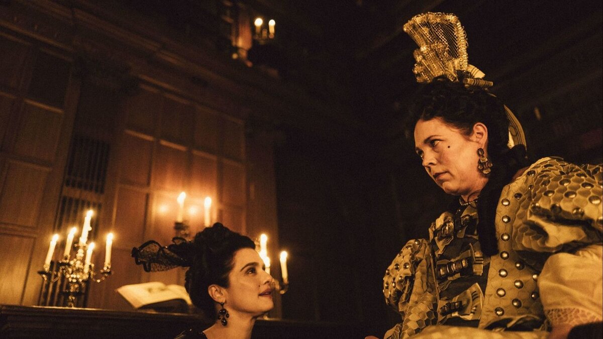 Забавный факт: обе "фаворитки" Оливии Колман - Рэйчел Вайс и Эмма Стоун, -  являются лауреатками Оскаров, тогда как сама она на него даже не номинировалась. Впрочем, какие её годы - наверняка ещё успеет засветиться и в тех степях. 