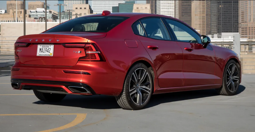 Эти проступки были бы простительны, если бы S60 предлагал впечатляющую отдачу от управляемости, но для спортивного автомобиля это не так. С температурами в 40-х годах во время наших испытаний на управляемость шины Continental достаточно хорошо сжимались, но система полного привода Volvo мало что скрывала от переднего смещения S60. Подайте достаточное количество газа в поворот, и полноприводный автомобиль на автомобилях Volvo 60-й серии может направить немного больше мощности сзади, слегка подталкивая хвост в сторону, чтобы переориентировать автомобиль, но это далеко от того баланса, который вы получаете в настоящей задней части. -приводные системы полного привода - или даже переднеприводные с более упреждающим распределением, такие как Acura TLX и Audi A4. Точно так же рулевое управление у S60 имеет слабую обратную связь и медленное общее соотношение, особенно по сравнению с такими проворными конкурентами, как Jaguar XE и Genesis G70.