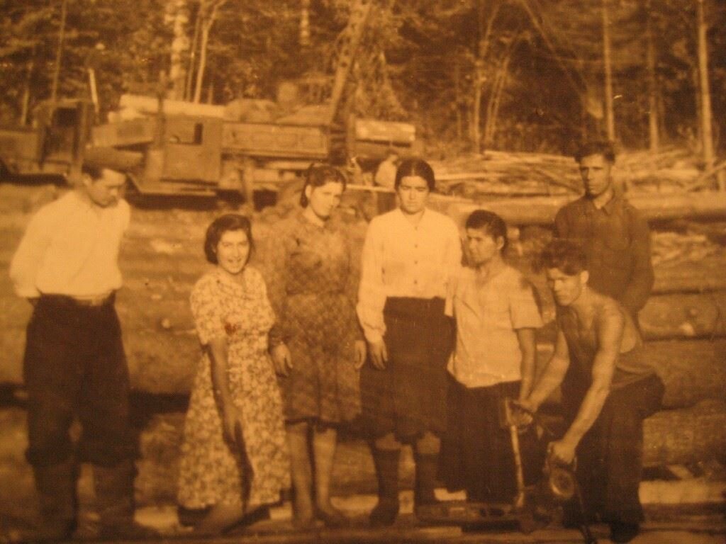 Молодёжь Алупки на лесоповале, третья слева – Гульнар Ибрагимова. 