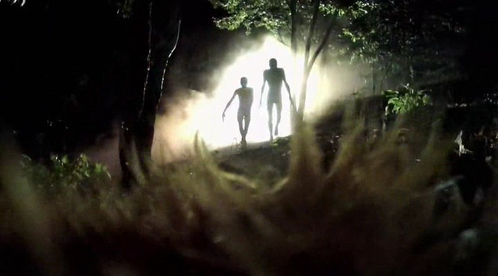 Сразу скажу, что я не свидетель этой истории, но в силу определенных обстоятельств не сомневаюсь в её правдивости.  
Началась история в одной из квартир Якутска. Четверо парней и две девушки обсуждали только что увиденный фильм «Ведьма из Блэр. Курсовая с того света». Одни придерживались мнения, что все увиденное — чушь, а другие говорили, что такое вполне реально могло произойти. Все на том бы и закончилось, если бы один из «защитников» фильма не предложил снять свой фильм на подобную тему. Мол, «нечистых мест» и в Якутии полно — может быть, они, в отличие от ребят из фильма, по-настоящему снимут всяких монстров и призраков. 

Идея всем понравилась. Сразу стали обсуждать техническую сторону проекта. А когда расходились, была уже образована «экспедиция» со своим бюджетом, с двумя видеокамерами и участниками, полными энтузиазма. Единственное — никто не знал по-настоящему страшного места. Но решили, что с этим проблем не будет, поскольку у них был знакомый, выходец из деревни, который несколько раз в разговорах упоминал, что в его родных местах есть проклятые места. 

Но тут возникла проблема: знакомый ни за что не соглашался везти ребят в эти самые места. Он верил в проклятья и жутко боялся. Многочисленные уговоры не имели результата. Он сказал, что если они такие придурки, чтобы добровольно рисковать жизнью, пусть делают это без его помощи. По якутским поверьям, проклятие духов может сказаться на судьбе, а если проклятие пошлет кто-нибудь (или что-нибудь) могущественный, то и на всем будущем потомстве. 

Отказ знакомого еще больше раззадорил ребят. Поскольку не было достоверной информации, начали искать место сами. Николай, Роман, Павел и Миша решили довести начатое дело до конца. 

Решили поехать в тот улус, откуда был родом их знакомый, и там узнать про места обитания духов. Сказано — сделано. Через неделю они были уже на пароме, плывущем в сторону Нижнего Бестяха. Пункт назначения находился где-то в 200 километрах от города. Добравшись до деревни N, ребята, назвавшись студентами-историками, переночевали у местных жителей. 

Девушки, назовем их Верой и Надей, которые ночевали у одной бабки, утром пришли к парням с новостью о том, что знают места, где нечисть кишмя кишит. Бабка, у которой они ночевали, оказалась весьма уважающей горячительные напитки и намекнула девчатам, что неплохо бы ей бутылочку поставить за гостеприимство. Что девчата и сделали. Охмелевшая бабка оказалась на редкость болтливой и между рассказом о муже, помершем двадцать лет тому назад, и жалобами на местного главу администрации, упомянула о местности, где есть старое заброшенное жилище («ётёх»), где обитают злые силы. 

Итак, место съемок было найдено. Оставалось найти проводника. Снова проблема — никто не хотел наниматься проводником. Бабка же уговаривала девушек не ехать туда, каялась, что рассказала им про это жилище, тем самым вызвав ростки сомнения у девушек, но ребята быстро вернули им настрой. Кстати, все это время один из них постоянно записывал происходящее на камеру, копируя фильм «Ведьма из Блэр». 

Вечером около сельмага к ребятам подошел мужик с довольно потрепанным жизнью лицом и предложил свои услуги в качестве проводника за 15 бутылок водки. Ребят удивил чрезмерно крупный размер гонорара, и они начали торговаться. Парень, представившийся Васей, после уговоров согласился на десять бутылок, но потребовал аванс в размере пяти бутылок немедленно. 

Эта субботняя ночь была страшнее любого ужастика. Вся мужская часть населения деревушки перепилась, и улица напоминала арену, где происходила драка по правилам «все против всех». Съемочная группа не спала всю ночь: боялись за себя и за проводника, который прибегал к ним за новой бутылкой весь в крови и с разорванной майкой. В общем, страхи начались задолго до появления духов. 

Утром проводник Вася сказал, что передумал, объяснив свой отказ тем, что старики запретили ему содействовать «в этом греховном мероприятии». Экспедиция оказалась на грани краха. Некоторые начали склоняться к мысли о возвращении в город. Это, казалось, было единственным выходом из создавшейся ситуации. Как потом говорила одна из участниц проекта, и самым правильным... 

Собирались обратно, и вдруг ситуация резко изменилась. Опять пришел Вася со словами «В гробу я видел всех этих старых хрычей» и «Наливайте скорей, пока не передумал». Как оказалось, старики обещали ему заплатить, если он откажется от этой затеи, и, видимо, не сдержали слова. 

Через пару часов были уже в пути. Сильно донимали комары, несмотря на обильно намазанный на кожу репеллент. Вася все время прикладывался к бутылке и требовал, чтобы лучше запоминали путь, потому как ребятам придется возвращаться самим. Настроение у всех было приподнятое, парни шутили, девушки смеялись, один лишь Вася был мрачнее тучи и изредка матерился в адрес стариков. Видимо, его мучила совесть. 

Через четыре часа открылся вид на поляну («алас») с небольшим черным пятном посередине, который и был тем самым «ётёхом». Здесь Вася попрощался со всеми, забрал остаток своего «гонорара» и ушел. 

В жилище было чисто и нетронуто. Судя по слою пыли, никто не заходил ещё со времён Октябрьской революции. На трехногом столе-сандалы стоял чайник, на нарах лежали растрескавшиеся берестяные посудины «чабычах». Картину можно было назвать скучной, но никак не страшной. Девушки начали убирать пыль, парни пошли за дровами и водой. Через некоторое время ётёх принял вполне обжитой вид: букет цветов на столе, огонь в печке, из магнитофона слышалась музыка. Вечерело. 

Когда один из парней решил покормить огонь по якутскому обычаю, ему посоветовали не делать этого, мол, пусть духи обидятся. Из этого же соображения увеличили громкость магнитофона, поставив там танцевальную музыку. Вскоре заметили, что все молчат и вслушиваются в звуки музыки в странном гипнотическом оцепенении. Начали было громко разговаривать, но как-то быстро снова умолкли. Разговор не клеился. Неожиданно раздался визг: 

— Выключите музыку! 

Кричала Вера. Зажав уши, она в истерике каталась по земляному полу. Надя попыталась ее успокоить, но безуспешно. Неожиданно музыка затихла сама собой: пленку в магнитофоне зажевало. 

Легли спать, но никто не мог заснуть. Где-то через час за стеной послышались шаги. Кто-то обогнул, спотыкаясь, жилище, но не вошел, а пошел еще раз по кругу. Было такое ощущение, что этот «кто»-то ищет дверь, но не может её найти. 

— Кто там? — спросил Коля, но никто не ответил. 

— Вася, это ты? — Павел вспомнил про проводника. Ответом ему тоже было молчание. 

После третьего круга шаги удалились в сторону леса. Рома, взяв камеру, направился к выходу, но тут девушки начали кричать, чтобы он не открывал дверь. Вера была вновь на грани истерики. Тем не менее, Рома с камерой вышел, и дверь за ним захлопнулась. 

Оставшиеся внутри начали обсуждать, что делать дальше. Решили покормить огонь и попросить прощения у духов. Начали готовиться к ритуалу, но тут дверь со стуком распахнулась, и на пороге возник Рома: «Я снял его, оно за мной гонится!». При этом он как-то странно скалился и дико таращил глаза. «Я снял его, я снял его...» — беспрерывно бормотал он. Девушки начали плакать. 

Что дальше было, никто толком не помнил. Обрывки воспоминаний, которые сохранились у членов экспедиции, расходятся... 

Вернулись они в деревню вечером следующего дня. У Романа разболелся живот, кружилась голова. Ребятам дали успокоительного и отправили автобусом до Нижнего Бестяха, а Роман остался в местной больнице. Вся видеопленка была размагничена, одна видеокамера оказалась сломанной. 

В городе прежде очень дружная компания распалась, они больше не собирались вместе. Роман через полгода попытался повеситься, а сейчас состоит на учете у ПНД. Николай, прежде очень общительный парень, стал замкнутым. Проводник Вася, по слухам, скончался через месяц после того случая.