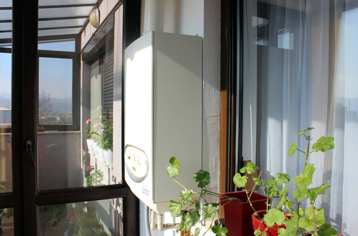 У нас на лоджии установлен вот такой аккуратный и симпатичный газовый котёл. Котёл оборудован электронным термостатом