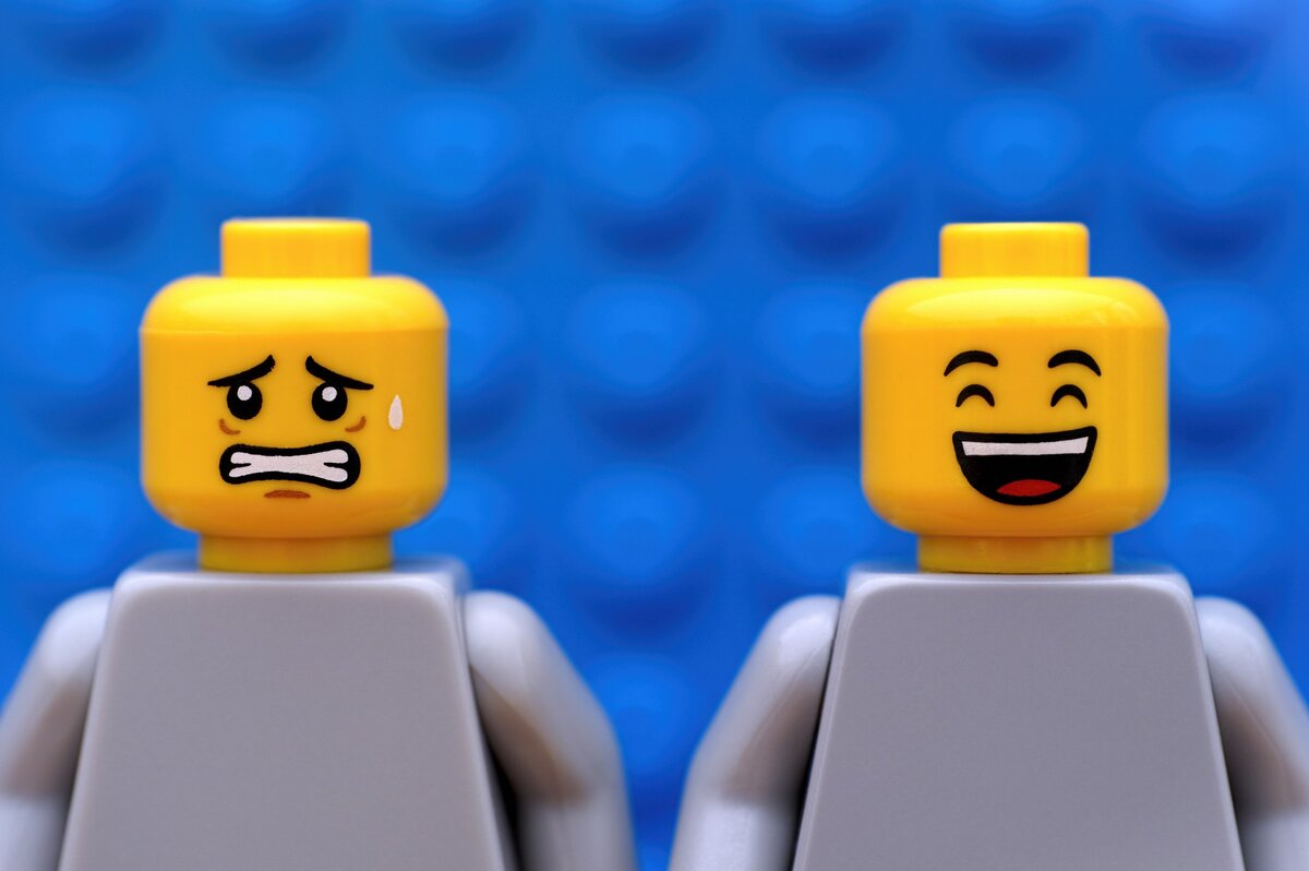 Фото: изображение двух фигурок Lego. Источник: time.com "Lego Is Laying Off 8% of Its Workers after a Sales Slump in America".