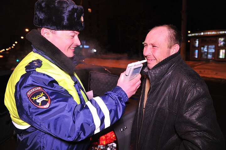 Проверка водителя алкотестером