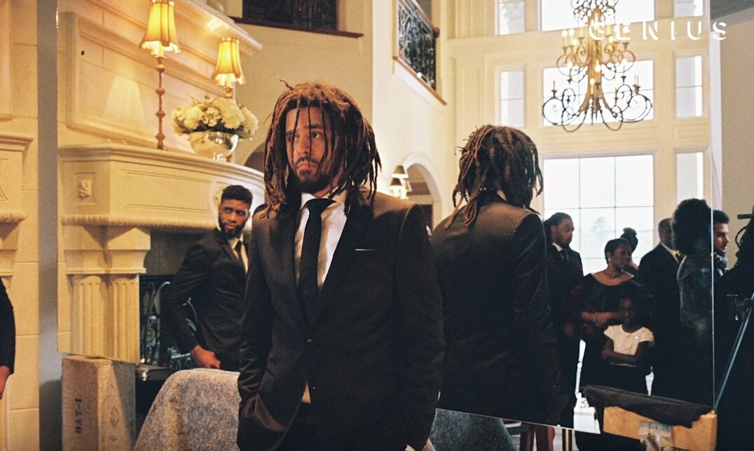 Режиссер также раскрыл смысл финальной сцены, в которой герой 21 Savage сидит в одиночестве за обеденным столом: