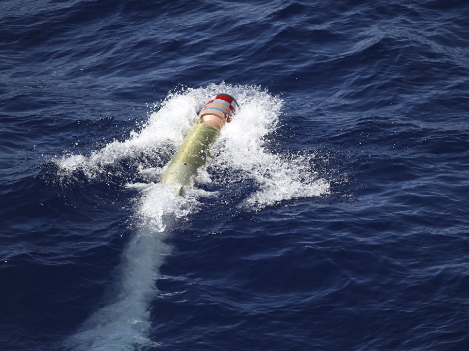 Всем известно, что торпеда оружие морское, но им воевали и на суше. Так при обороне Порт - Артура в историю артиллерии вошёл - торпедомет. Для стрельбы использовался минный аппарат, заряжаемый с казенной части и приспособленый для ведения огня с большим углом возвышения. Снаряд представлял собой мину, лишенную ходовой части и имеющую форму веретена. В её головной части помещался взрыватель а в хвостовой части - крыльчатка, служившая в полёте стабилизатором. Поражали размеры снаряда для действий на суше :длина мины была около 2,5 метра, заряд же состоял из 31 кг пироксилина. Аппарат вёл стрельбу на расстояние от 100 до 500 шагов при углах возвышения 45-60 градусов, что обеспечивало не только большую эффективность огня, но и его малую уязвимость. Так, торпедомет спокойно мог обстреливать противоположную сторону сопки, оставаясь при этом в безопасности.