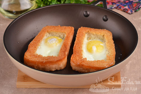Яичница в хлебе на сковороде с колбасой и сыром