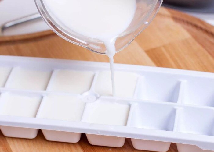 можно ли заморозить молоко в морозилке на хранение
