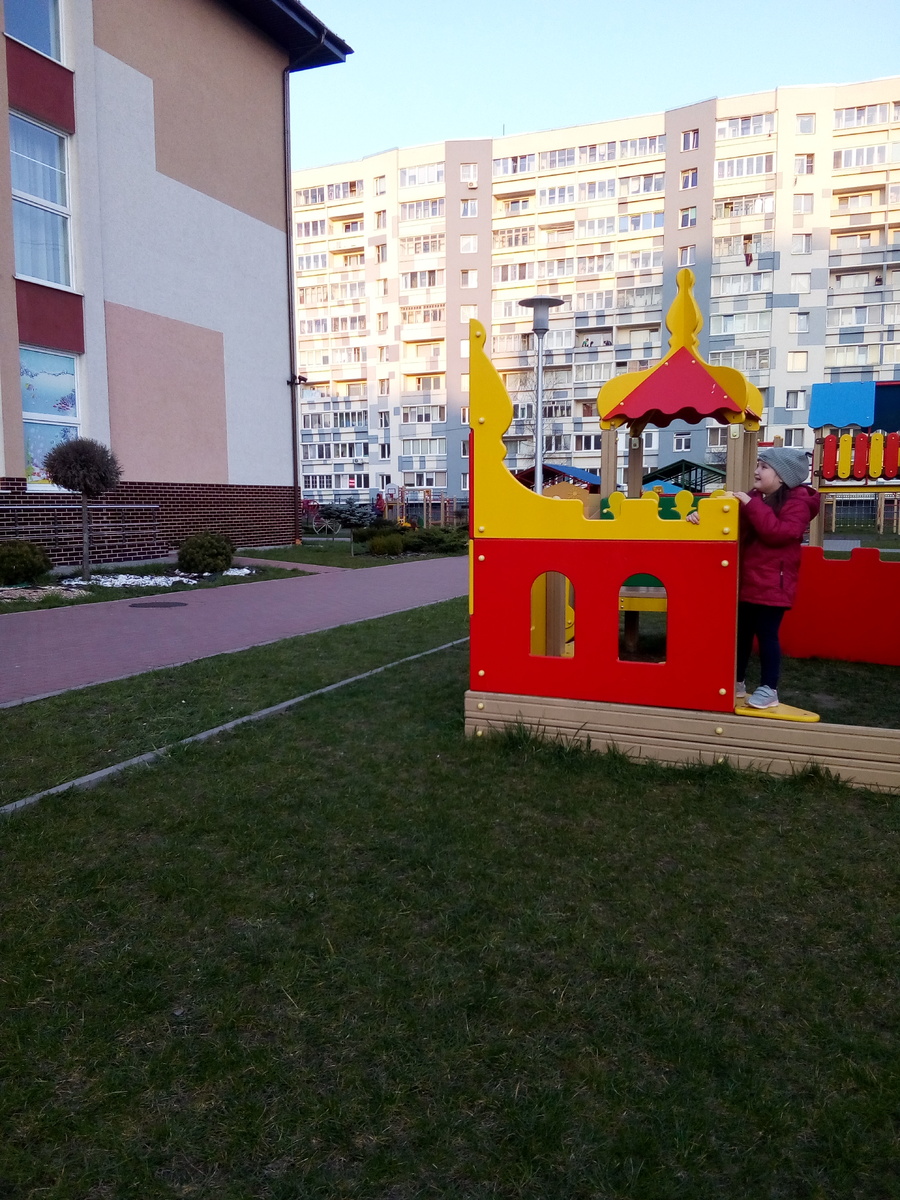 Слева на фото садик, а прямо — наш дом (если считать с левого края фотографии, то второй балкон на четвёртом, если считать сверху, этаже — наш, а заодно и окошко рядом с ним, чуть правее)