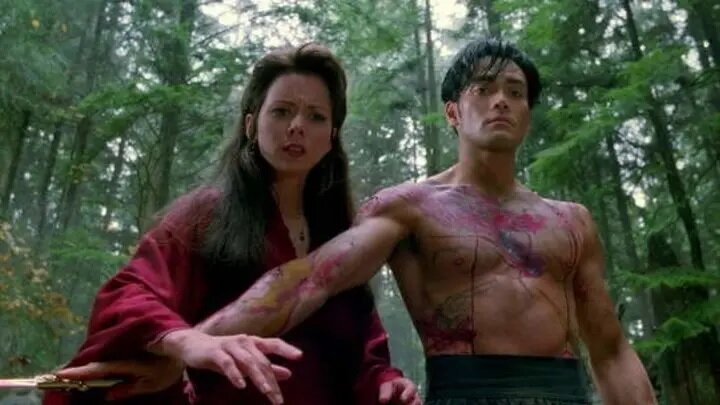 - Ой, гляди-ка - белочка! Она что, спит?  А почему так плохо пахнет?  - Эй, лучше не трогай её, а не то... вдруг она проснется и ещё сильнее запахнет. 