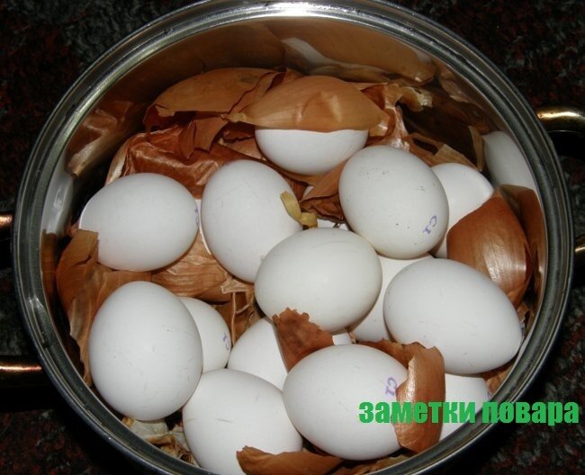Существует много способов красить яйца перед пасхой, однако самым безопасным и безвредным является окрашивание луковой шелухой.-2