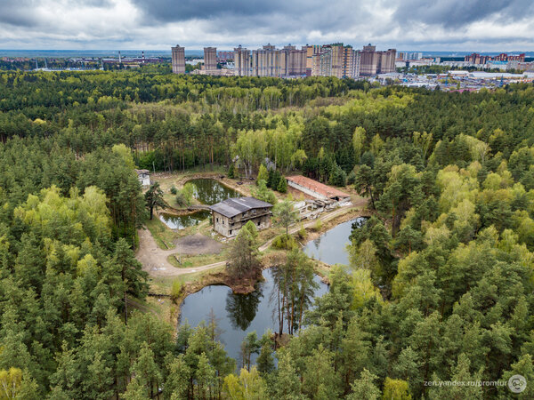 И вроде недалеко, но все подъезды для легковых авто перекрыты. 