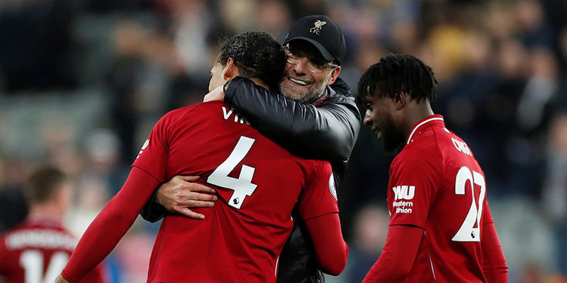 Юрген Клопп и игроки «Ливерпуля» радуются победе / Фото: © Reuters