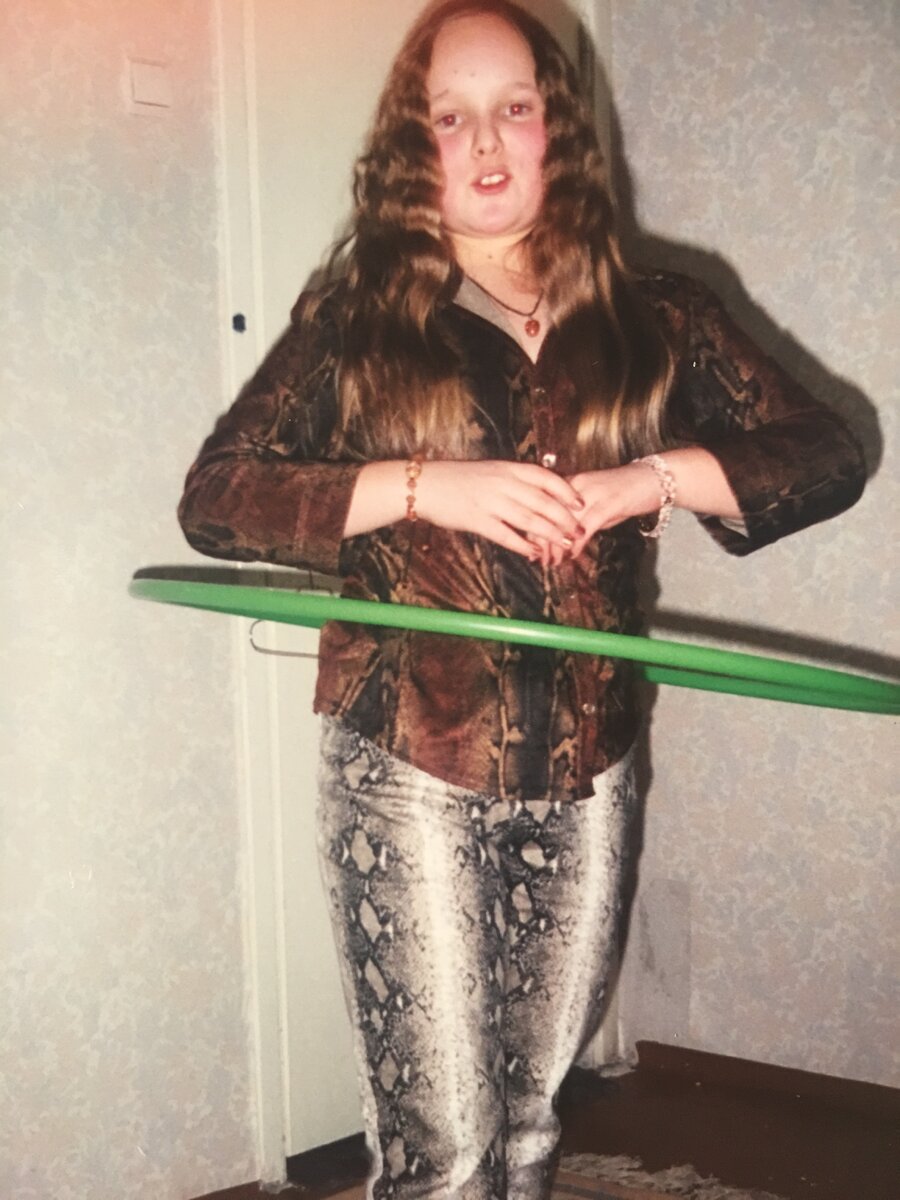 11 лет. Бургеры, чипсы, газировка, "шоколадные" батончики, картошка фри, лапша быстрого приготовления, пирожки + домашние бутеры, салаты с крабовыми палочками...