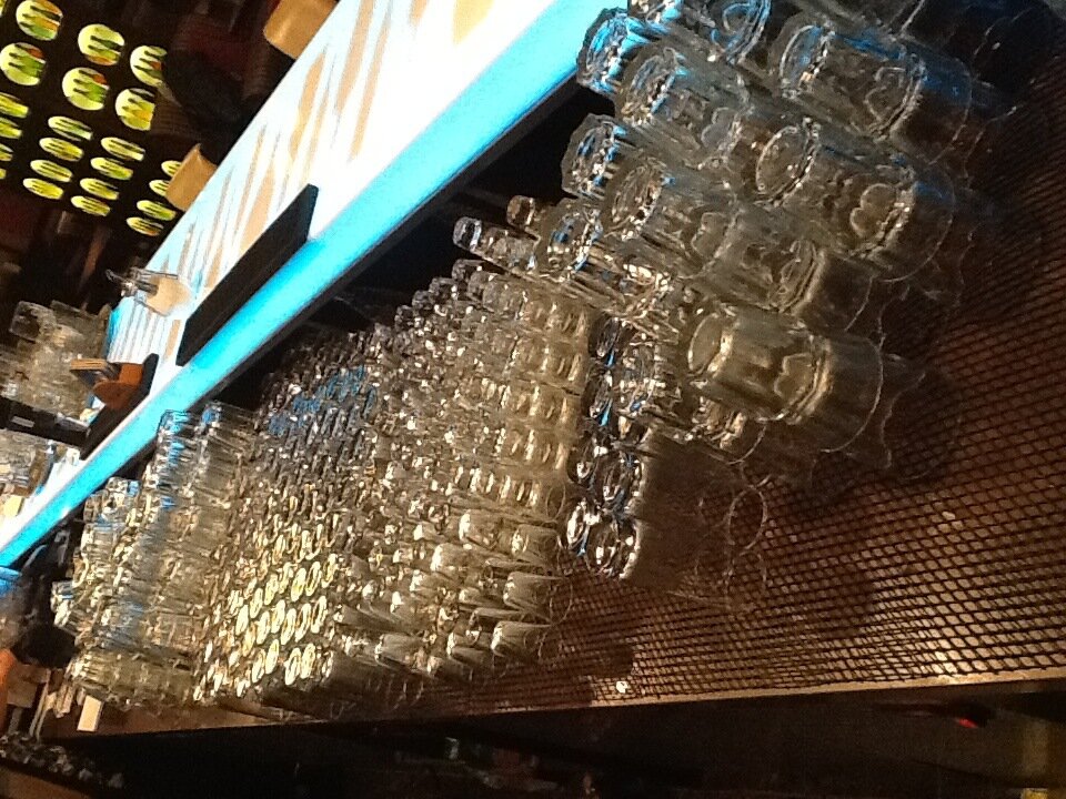 Много чистой посуды ждёт гостей